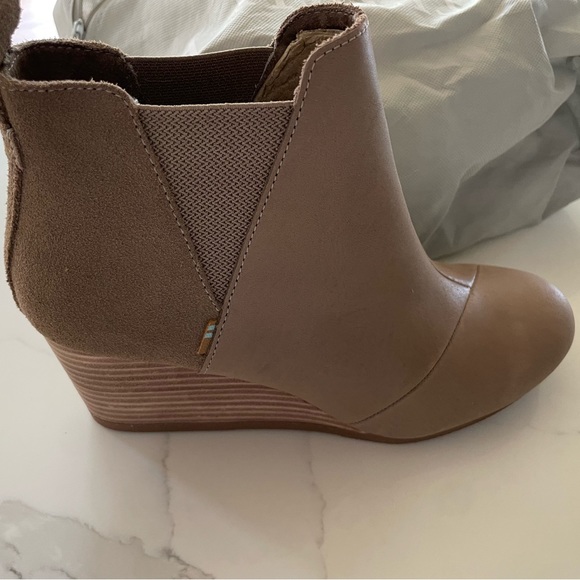 Tom’s Kelsey Pull-on leather wedge bootie- Taupe, Size 9, NWT - Picture 4 of 4